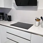 公寓 Brand New Exclusive Apartment, 100 Meter From The *
