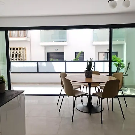 公寓 Brand New Exclusive Apartment, 100 Meter From The *