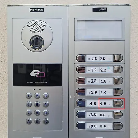 Brand New Exclusive Apartment, 100 Meter From The דירה